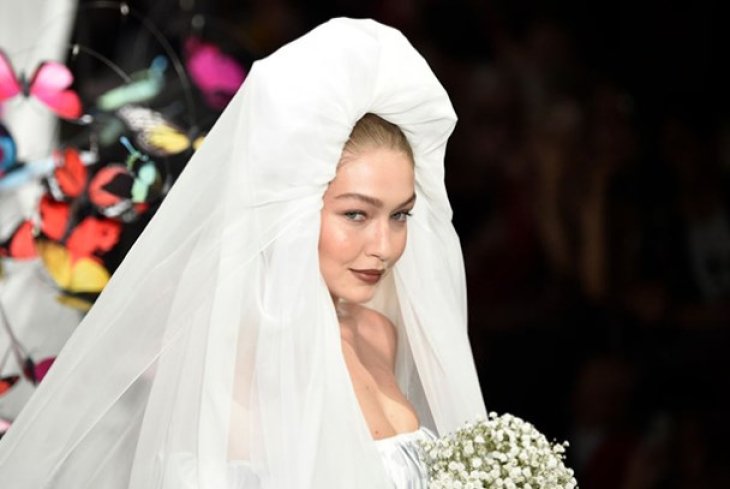 Джиджи Хадид на прогулке в клетчатом пальто 