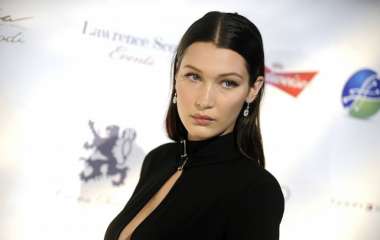 Белла Хадид снялась в купальнике для журнала Elle