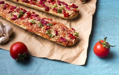 Як за 10 хвилин приготувати піцу з батона і будь-яких продуктів, які є в холодильнику