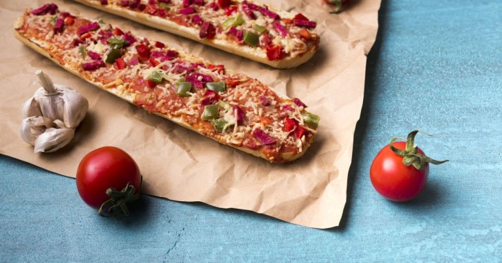 Як за 10 хвилин приготувати піцу з батона і будь-яких продуктів, які є в холодильнику