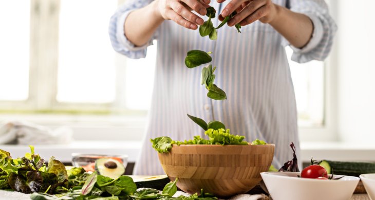 Как хранить свежую зелень как можно дольше: Топ-3 лайфхака от опытных хозяек