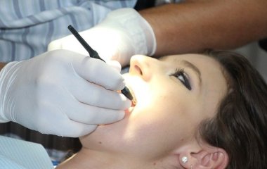 Стоматолог розкрила найпростіший спосіб заощадити на лікуванні зубів