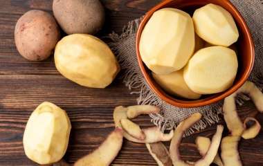 Как быстро почистить молодой картофель без ножа: простой лайфхак