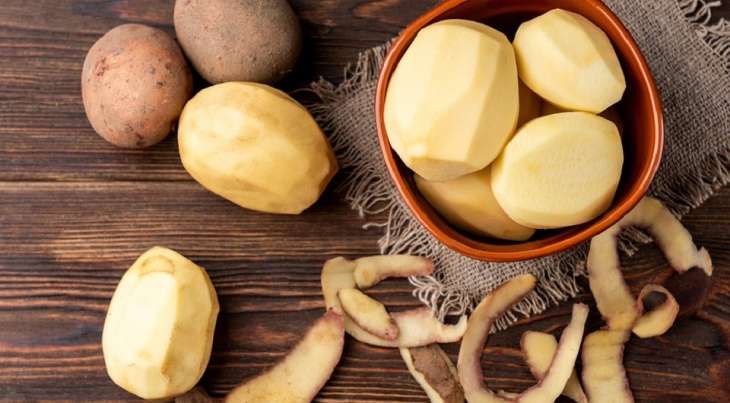 Как быстро почистить молодой картофель без ножа: простой лайфхак