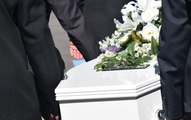 Підліток, якого визнали мертвим після аварії, шокував родину кашлем на власному похороні