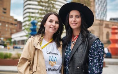 Джамала очаровала редкими фотографиями со своей родной сестрой, с которой очень похожа