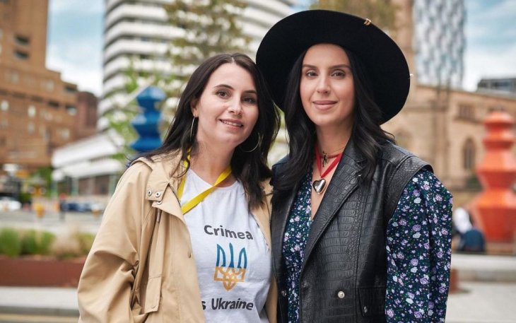 Джамала очаровала редкими фотографиями со своей родной сестрой, с которой очень похожа