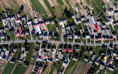 Віддалене село, де всі 6000 мешканців із дивної причини живуть на одній вулиці – фото, подробиці