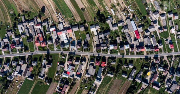 Віддалене село, де всі 6000 мешканців із дивної причини живуть на одній вулиці – фото, подробиці