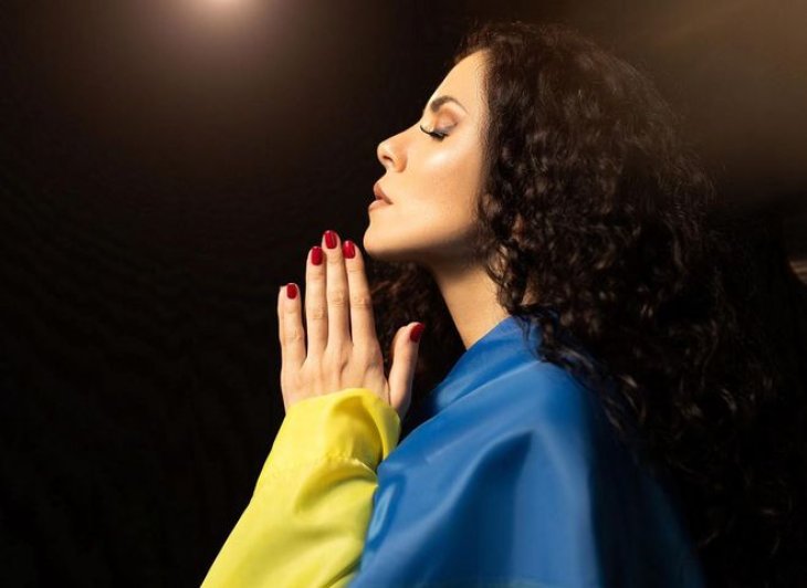 Настя Каменских расплакалась в прямом эфире, представляя новую песню