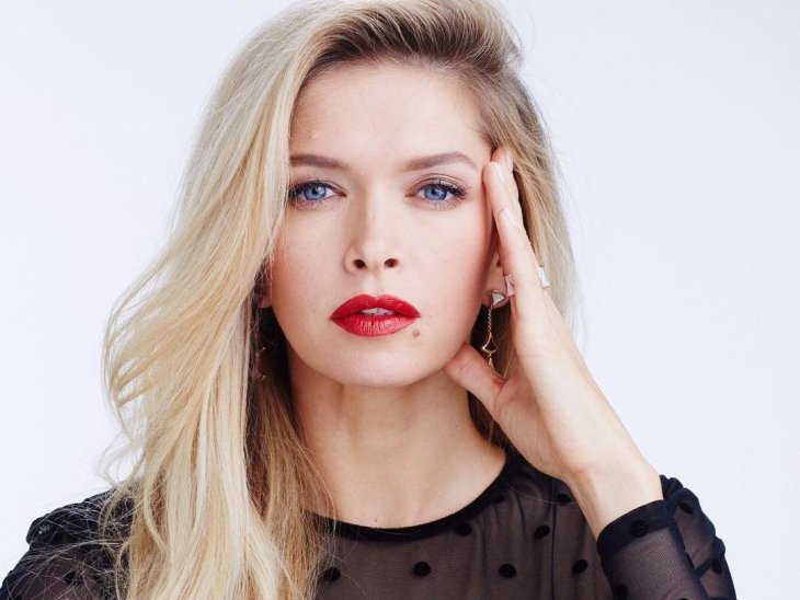 Вера Брежнева опубликовала фото в бюстгальтере