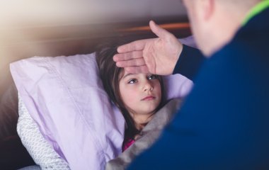 Что делать, если у ребенка высокая температура, а ноги и руки холодные — советы педиатра