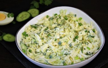 Легкий и свежий: как приготовить капустный салат с оригинальной заправкой