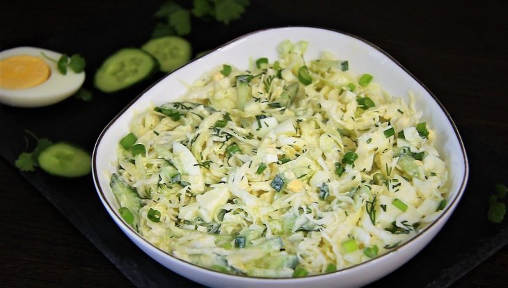 Легкий и свежий: как приготовить капустный салат с оригинальной заправкой