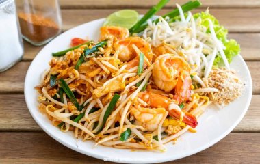 Жареная лапша по-тайски с морепродуктами