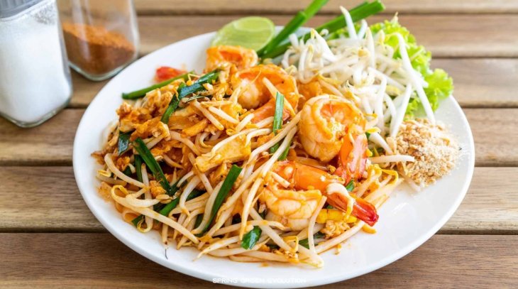 Жареная лапша по-тайски с морепродуктами
