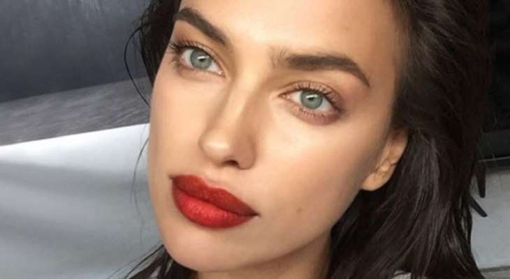 Ирина Шейк блистала в Каннах в велюровом платье