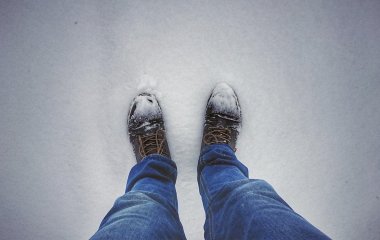 Як очистити замшеве взуття від розводів солі