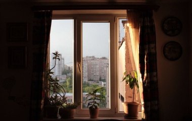 Ніколи не витирайте пластикові вікна насухо: звичайне господарське мило прибере бруд без жодної розводини — достатньо знати 3 правила