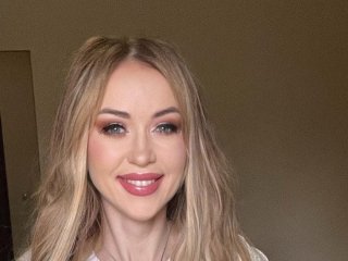 45-річна Наталія Валевська після натяку на заручини зізналася, чому приховує обличчя коханого