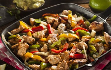 Хрустящее и с дымком: сочное жареное мясо по-мексикански, или фахитас за 15 минут