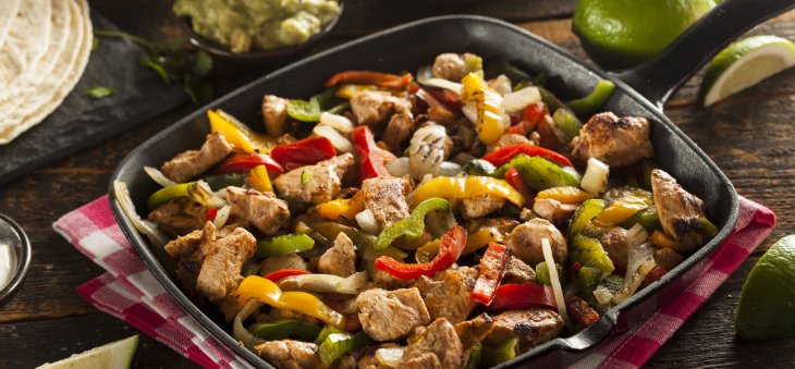 Хрустящее и с дымком: сочное жареное мясо по-мексикански, или фахитас за 15 минут