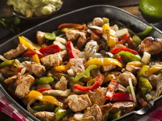 Хрустящее и с дымком: сочное жареное мясо по-мексикански, или фахитас за 15 минут