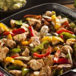 Хрустящее и с дымком: сочное жареное мясо по-мексикански, или фахитас за 15 минут