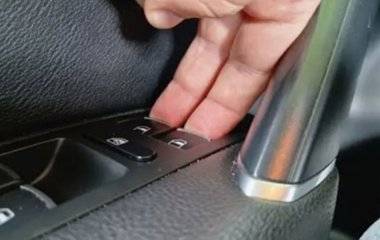 Навіщо треба затискати дві кнопки склопідіймача: функція про яку мало хто знає