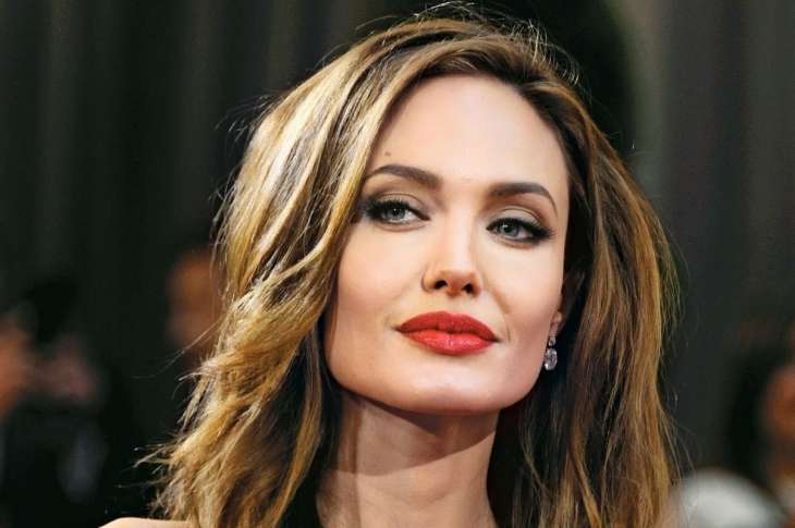 В сети появилось новое фото Анджелины Джоли с Канарских островов
