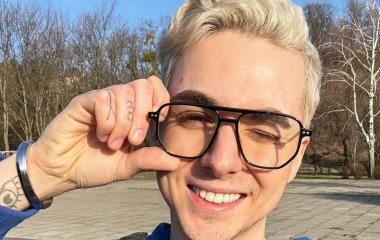 MELOVIN похизувався особливим подарунком від нареченого на Різдво: 