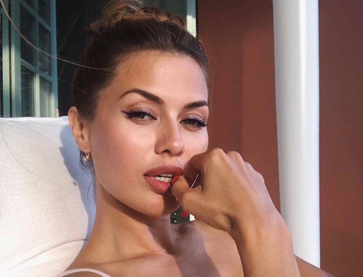 Виктория Боня позировала на Мальдивах в черном бикини