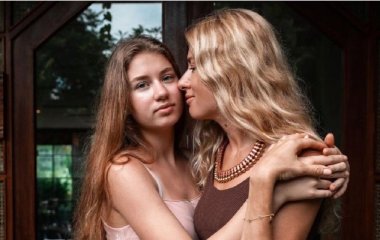 Ольга Горбачева показала 18-летнюю дочь, которая пошла на выпускной в вечернем платье и носках