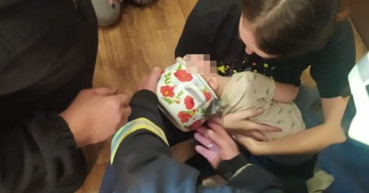 На Волині голова 2-річного хлопчика застрягла в каструлі: довелося викликати ДСНС (фото)
