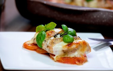 Курица  запеченная с моцареллой и баклажанами