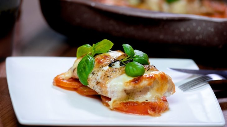 Курица  запеченная с моцареллой и баклажанами