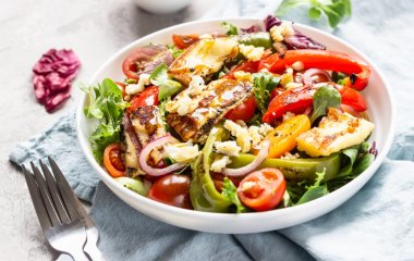 Спагетти с песто и жареным сыром халлуми