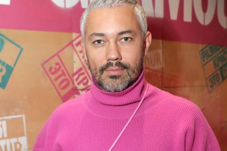 «Будто связала бабушка»: Рогов показал ультрамодную вещь нового сезона