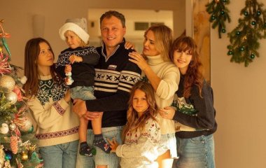 Андрій Пятов показав, як відпочиває одразу з чотирма дітьми та ексдружиною в Карпатах