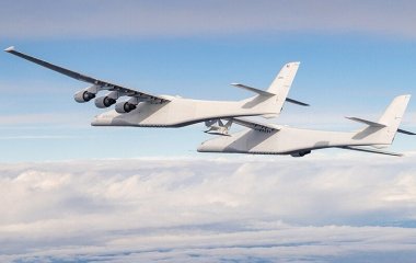 Найбільший у світі літак за розмахом крил перевершує футбольне поле — відео