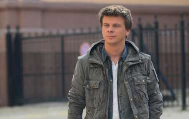 Дмитрий Комаров поздравил всех влюбленных снимком с попугаями