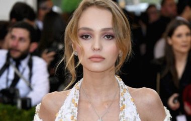 Лили-Роуз Депп посетила вечеринку «V Magazine» в костюме наездницы 