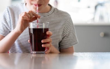 Вчені назвали несподіваний наслідок вживання солодких напоїв дітьми