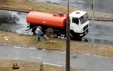 Навіщо комунальники поливають кущі та дерева на дощ