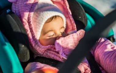 Сон ребенка на балконе в морозную погоду: за и против