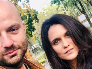 Відомий український ведучий розкрив причину, чому уникає офіційного розірвання шлюбу з ексдружиною