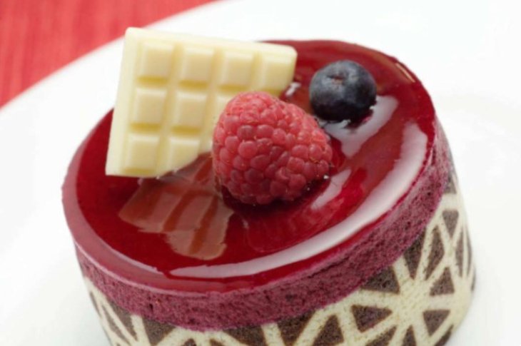 Идеальное весеннее блюдо: как приготовить малиновый пудинг