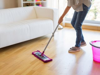 Як правильно мити підлогу, щоб завжди була чистою і свіжою: добірка хитрощів
