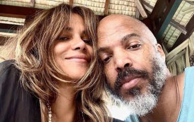 Холли Берри в платье-сеточке показалась в жарких объятиях бойфренда-красавчика