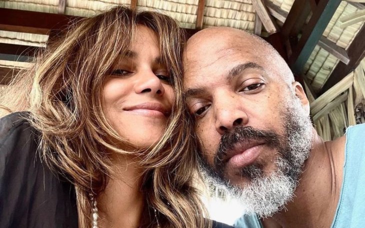 Холли Берри в платье-сеточке показалась в жарких объятиях бойфренда-красавчика